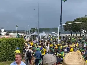 Brazilia. Susţinătorii lui Jair Bolsonaro au invadat Preşedinţia şi Congresul. Poliţia a intervenit - Foto: captură Twitter