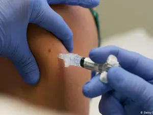 Vaccin administrat împotriva COVID/FOTO: Getty