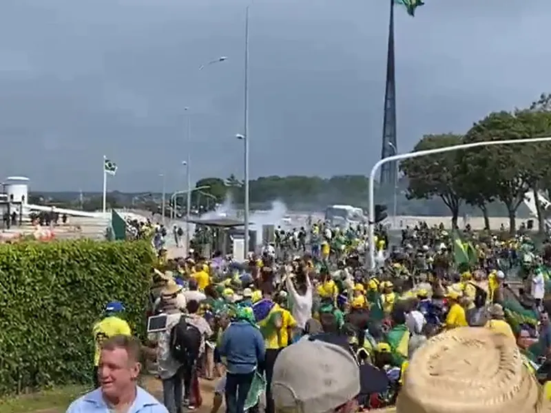 Brazilia. Susţinătorii lui Jair Bolsonaro au invadat Preşedinţia şi Congresul. Poliţia a intervenit - Foto: captură Twitter