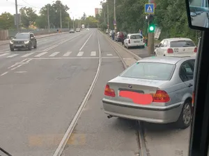 La Timișoara un șofer și-a parcat BMW-ul pe șinele de tramvai chiar în fața Spitalului Victor Babeș. / Foto: Facebook