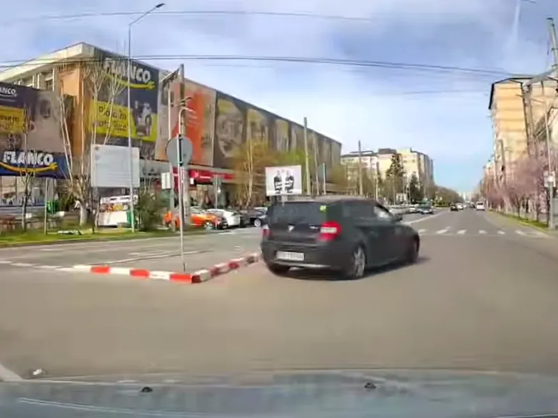 Un șofer începător cu BMW a „rescris” legea în giratoriu. A luat-o pe contrasens - Foto: captură video