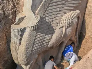 Descoperire epocală: Statuia unui „lamassu", de peste 2.700 de ani vechime, găsită în Irak - Foto: Facebook/Iraq museum