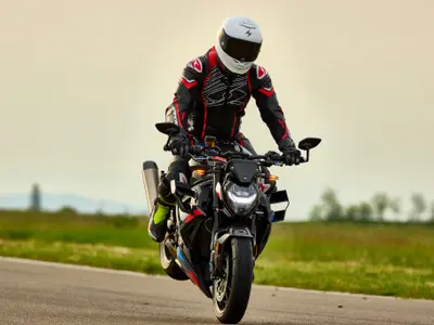 Prima motocicletă, mică și ușoară sau mare și puternică? Ce spun specialiștii: Poți să scapi viu - Foto: Facebook/RIDER Academy - Imagine cu rol ilustrativ