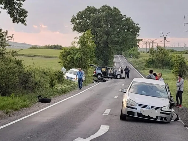 Trei mașini, făcute praf de un proaspăt șofer de 18 ani. / Foto: infotraficromania.ro