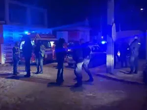 Un băiat de 16 ani, înjunghiat și o mașină distrusă într-o răfuială a interlopilor din Craiova Foto: captură Youtube