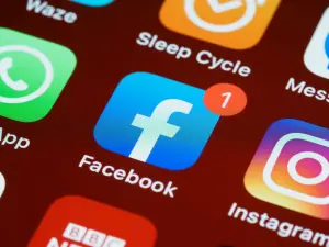 VIDEO 17 miliarde de conturi false închise de Facebook. Cum descoperi un trol. Foto Pexels.com