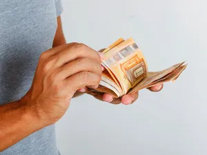 Ce sumă au trimis în ţară românii din Diaspora, anul acesta? Cât banii pentru Educaţie, din PNRR - Foto: Freepik/8photo