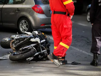 Accident extrem de grav la Tg. Mureș. Un motociclist a intrat în plin într-o mașină/FOTO: Inquam Photos / George Călin