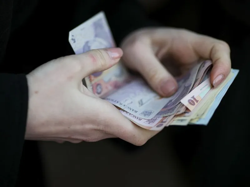 Cine trebuie să plătească 10% în plus din salariu, când e bolnav. Ce boli vor fi exceptate? - Foto: INQUAM PHOTOS/Octav Ganea