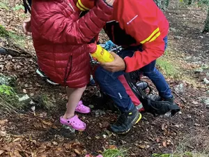 O familie cu doi copii încălțați în papuci de plajă, surprinși pe munte de o furtună năpraznică/FOTO: Facebook/SalvamontArges