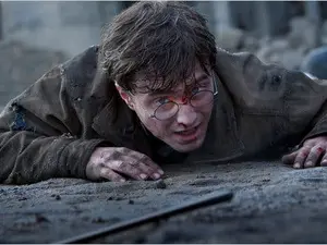 Ochelarii și bagheta lui Harry Potter, scoase la licitație. / Foto: nytimes.com