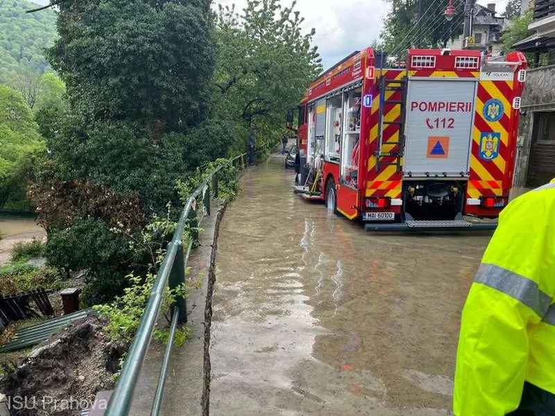 Carosabilul s-a inundat la Gara Sinaia. ISU evacuează apa - Foto: ISU Prahova