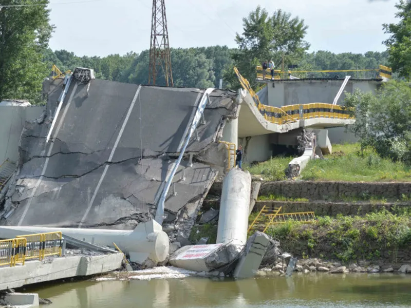 Podul de la Luțca de peste Siret s-a prăbușit la 6 luni de la reabilitare Foto: Inquam Photos / Ionuț Corfu