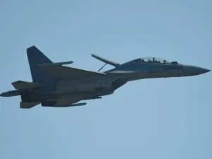 Un avion de vânătoare J-16 efectuează un zbor în zbor la 2022 Zhuhai Air Show din Zhuhai, provincia Guangdong din sudul Chinei - Foto: Profimedia Images