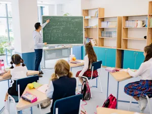 Profesor la clasă - Foto: Pexels / Yan Krukau