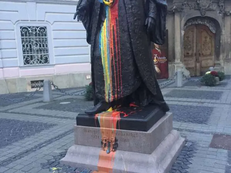 Statuia lui Brukenthal, vopsită parţial în culorile tricolorului. Poliţiştii au deschis o anchetă