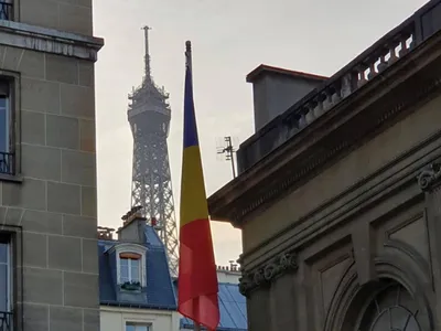 Din curtea Ambasadei României de la Paris se poate vedea Tour Eiffel/FOTO: facebook.com