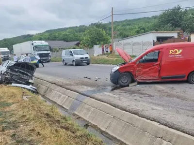 O mașină a Poștei Române a fost implicată într-un accident rutier. Autovehiculele au fost avariate Foto: facebook/ISU Vaslui