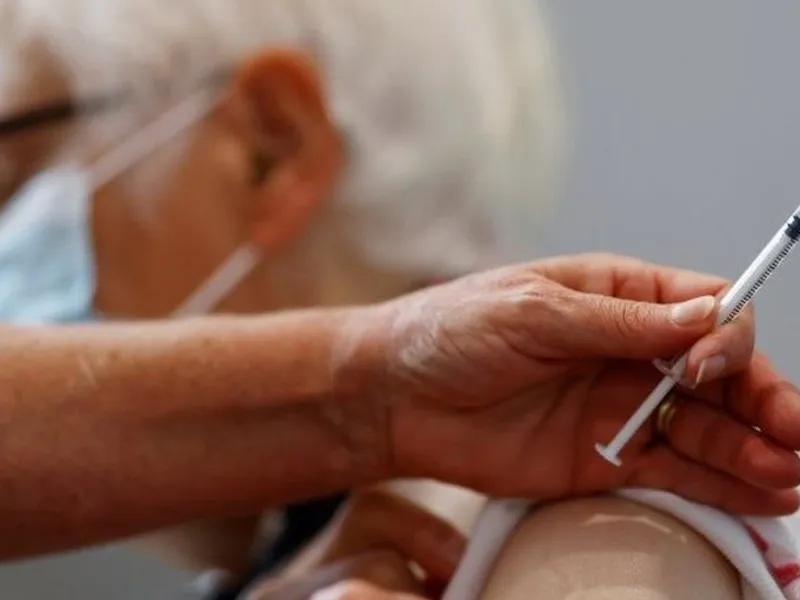 Efectul înăspririi restricțiilor în Franța: cozi la centrele de vaccinare anti-COVID. / Foto: bbc.com