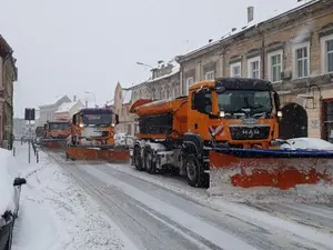 Drumarii amenință că nu vor mai deszăpezi drumurile dacă nu le vor fi plătite măririle pe care le așteaptă de doi ani/FOTO: brasovultau.ro