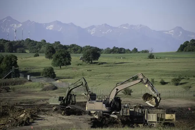 Construcția bazei militare-oraș de la Cincu, unde este dispus Grupul de Luptă Multinațional al NATO, condus de Franța. Sursă foto: Ministerul Apărării de la Paris