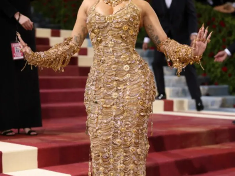 Cardi B într-o ținută Atelier Versace. / Foto: vogue.com