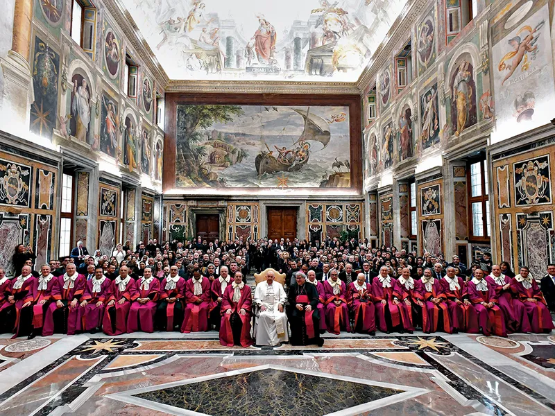 Papa Francisc împreună cu oficiali din Rota Romana