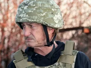 Sean Penn, sub tirurile rușilor, la Donețk. / Foto: newsweek.com