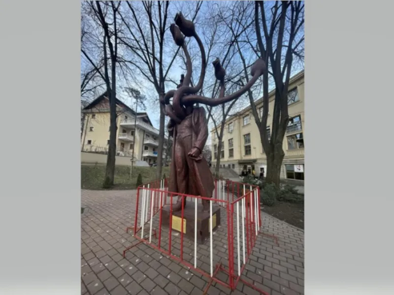 „Revoltă” la Iași după expunerea unei sculpturi în oraș. Primăria a îngrădit „Hidra” - Foto: Ziarul de Iași