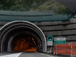 Ce se ascunde în spatele ușilor din tunelurile de pe autostradă? Salvează viața șoferilor - Foto: Profimedia Images