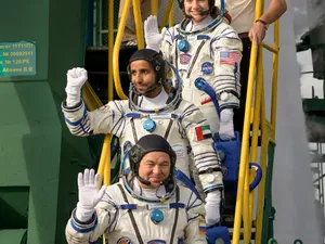 Jessica Meir de la NASA (sus), Hazzaa Ali Almansoori din Emiratele Arabe Unite și Oleg Skripochka de la Roscosmos, pe 25 septembrie 2019, înaintea decolării către Stația Spațială Internațională Foto: Gettyimages