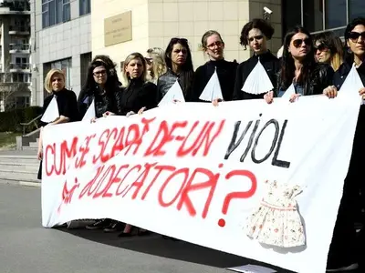 Protest al feministelor, în fața Tribunalului București, față de numărul mic de condamnări în cazurile de viol. Sursă foto: Feminism România