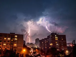 Cod portocaliu. Alertă meteo de furtuni şi ploi puternice. Numai şase judeţe scapă până mâine - Foto: PXHere/Nikolay Kondev