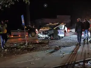 Două mașini de poliție au plecat în urmărirea unui contravenient. S-au bușit tare între ele - Foto: captură video