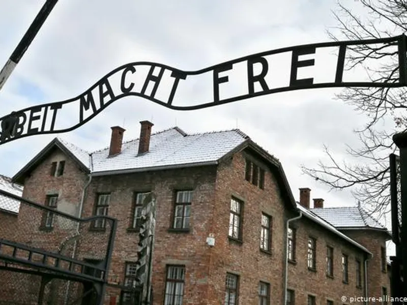 Intrarea în lagărul de la Auschwitz/FOTO: dw.com