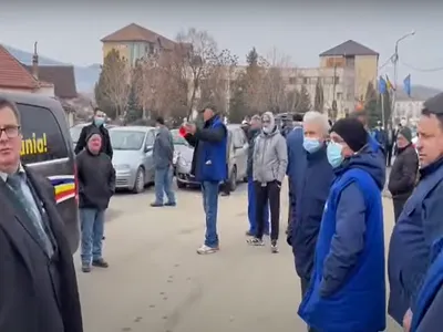 FOTO AUR a vrut să confiște protestele de la fabricile din Cugir. Au fost alungați cu vorbe grele