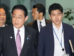 Premierul Japoniei și-a demis fiul din postul de secretar, după ce a dat o petrecere scandaloasă - Foto: Kyodo via The Japan Times