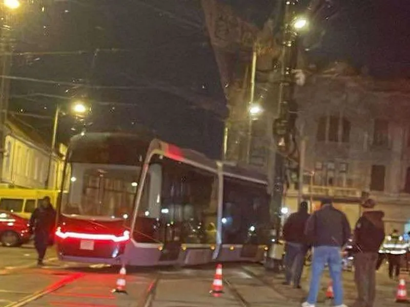 Incident grav, în centrul Timișoarei! Un tramvai turcesc a sărit de pe șine pe trotuar - Foto: opiniatimisoarei.ro