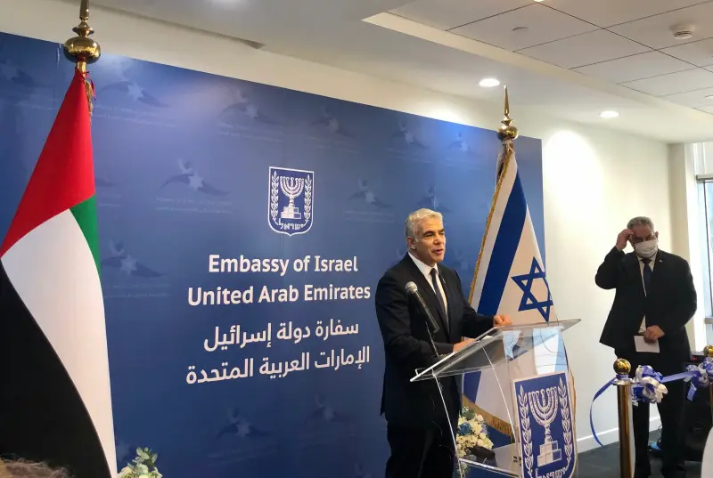 Şeful diplomaţiei israeliene Yair Lapid a inaugurat marţi în Emiratele Arabe Unite (EAU) prima ambasadă a Israelului în zona Golfului. / Foto: worldakkam.com