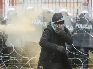 Forțele poloneze au folosit gaze lacrimogene împotriva migranților/foto: getty