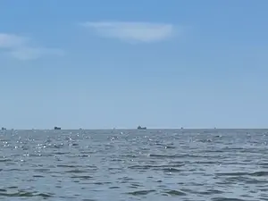 VIDEO EXCLUSIV Zeci de vapoare așteaptă, zilnic, să intre în Sulina. Turiștii au auzit explozii - Foto: Newsweek România