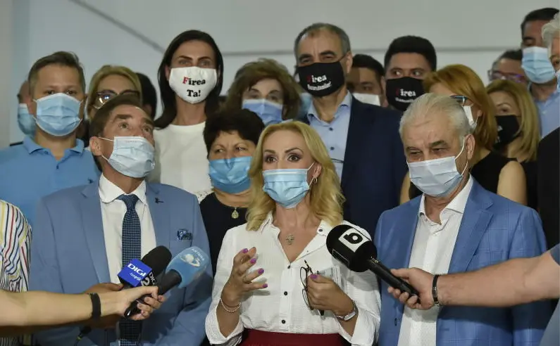 Iordănescu lângă Firea/FOTO: hotnews.ro