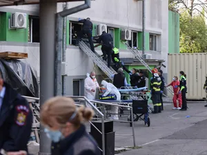 Incendiu la un spital din Târgu Jiu. Un lift a luat foc, zeci de pacienţi şi angajaţi, evacuați/FOTO: Inquam Photos / Costin Dinca