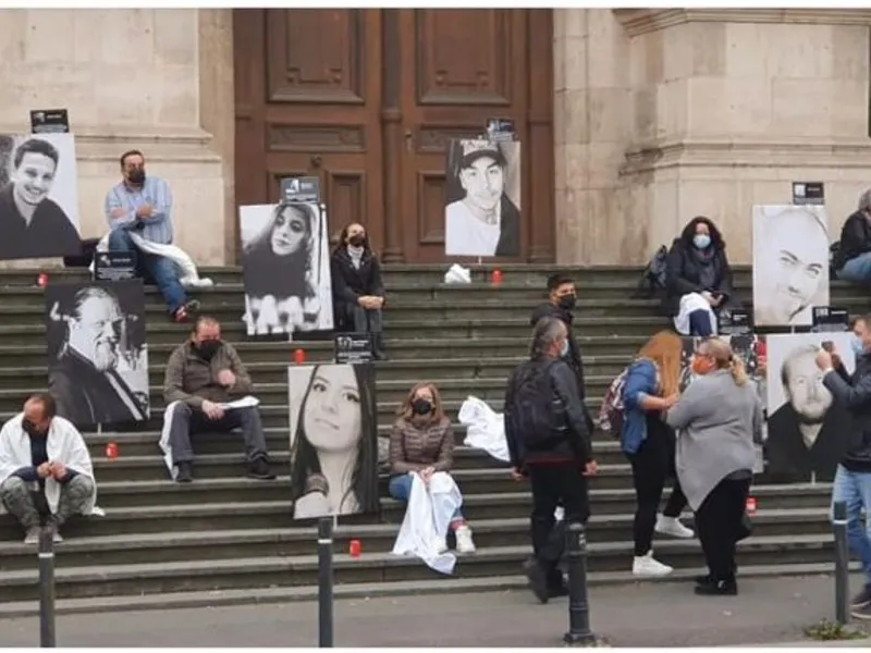 Șase ani de la Colectiv: protest în cearșafuri albe, pe scările Curţii de Apel Bucureşti. / Foto: oradesibiu.ro