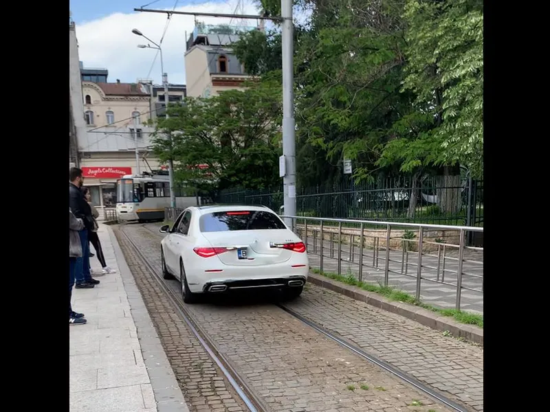 O limuzină Mercedes – Maybach, cel mai „șmecher” tramvai din București. Costă peste 300.000 € - Foto: captură video