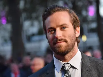 O anchetă a fost deschisă cu privire la acuzaţiile de viol împotriva actorului american Armie Hammer, a declarat poliţia din Los Angeles, după o plângere depusă de o tânără cu care actorul a avut o relaţie. / Foto: vanityfair.com