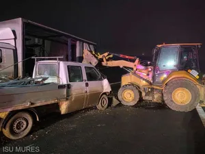 Accident pe tronsonul nedeschis al autostrăzii A3: Patru răniți după impactul dintre 3 autovehicule - Foto: ISU Mureș