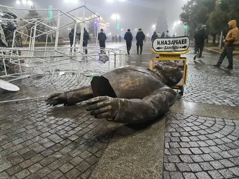 Statuia fostului dictator Nazarbaiev a fost distrusă de protestatari. FOTO: Twitter