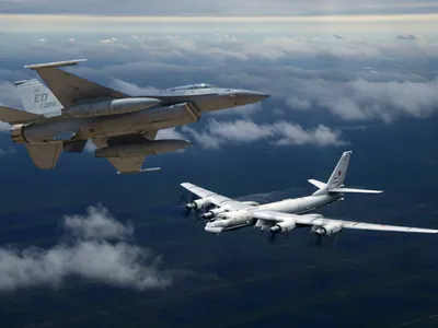 Două bombardiere nucleare Tu-95MS, flancate de avioanele Su-30, interceptate de un F-16 lângă Alaska - Foto: Profimedia images - Caracter ilustrativ