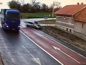 Un șofer nu reușește să frâneze, intră în DN cu roțile târâș și se înfige într-un TIR. / Foto: captură video